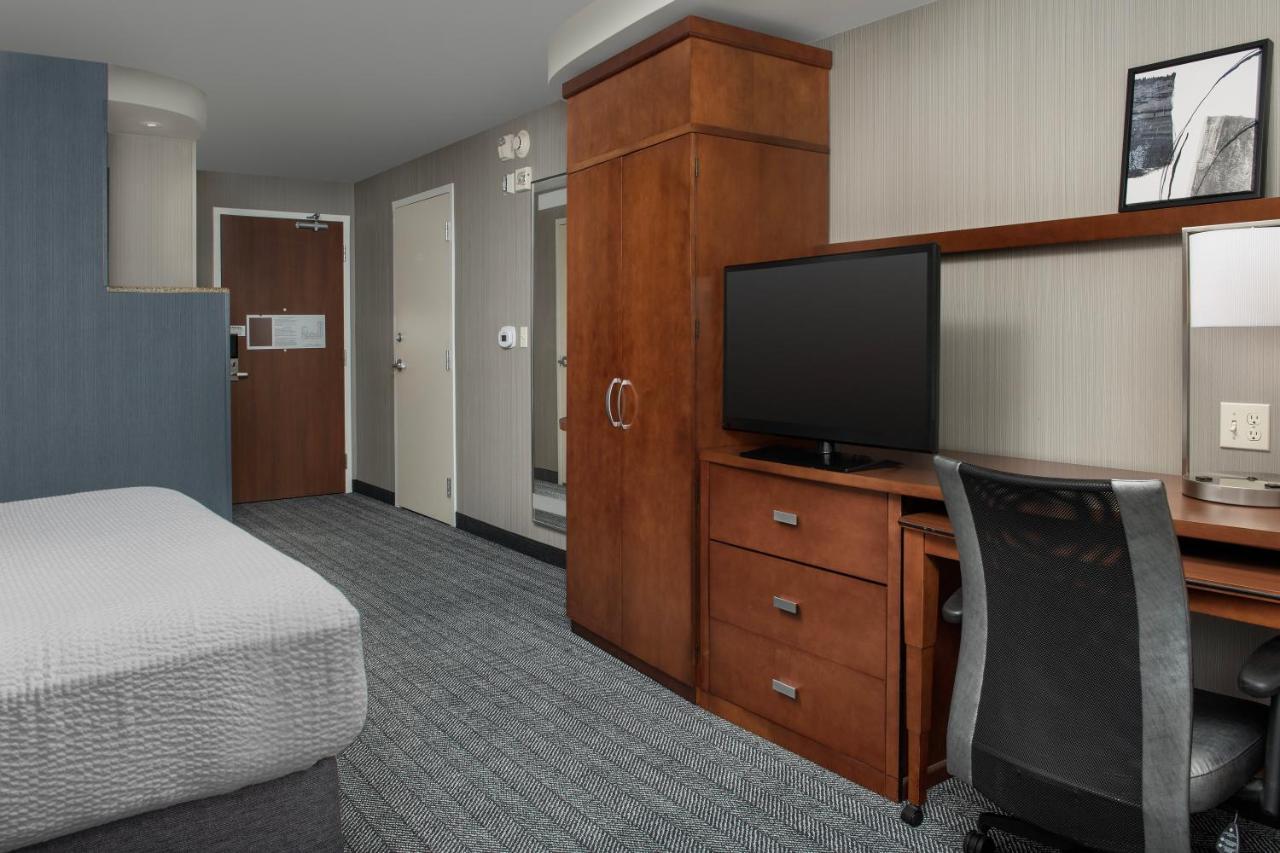 Courtyard By Marriott Seattle Hotel
