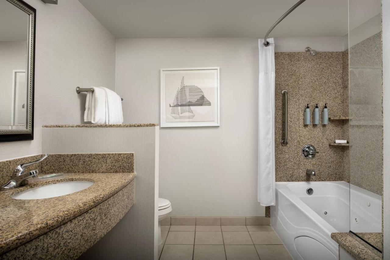 Courtyard By Marriott Seattle Hotel
